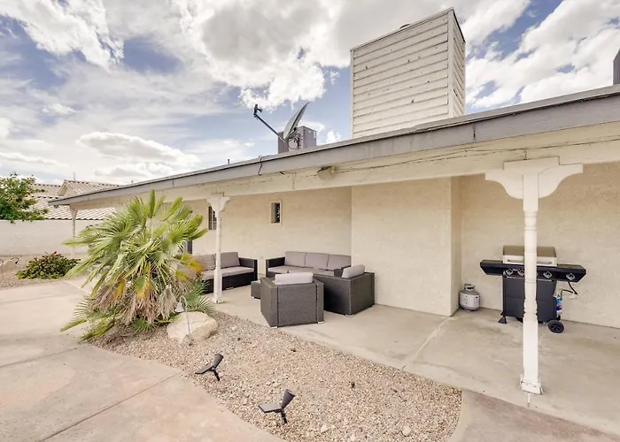 Holiday home 3,000 Sq Ft & Large Yard! 5br Havasu