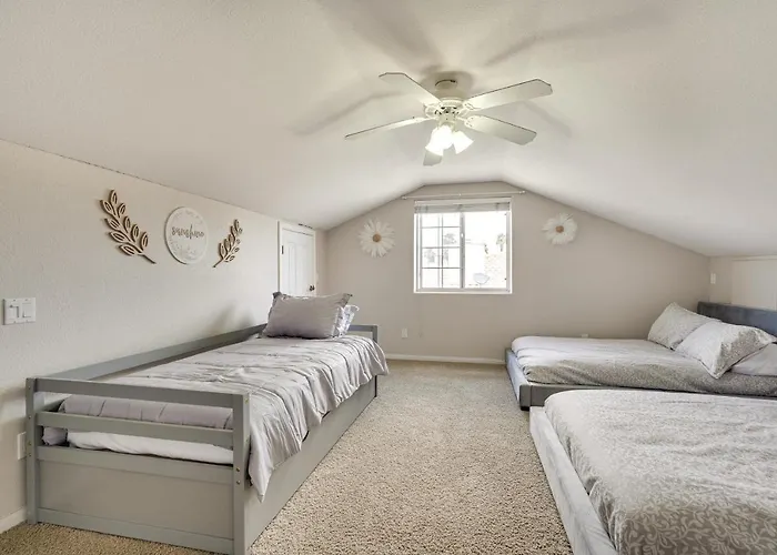 Holiday home 3,000 Sq Ft & Large Yard! 5br Havasu
