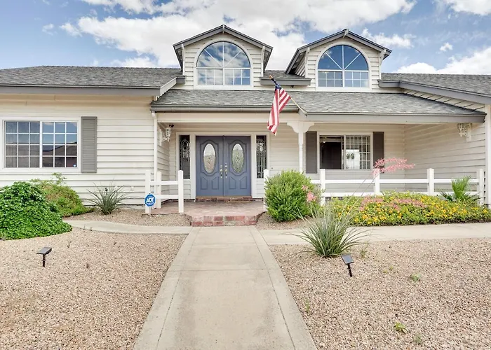 3,000 Sq Ft & Large Yard! 5br Havasu Holiday home