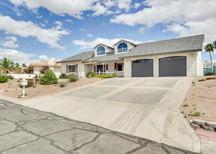 Holiday home 3,000 Sq Ft & Large Yard! 5br Havasu