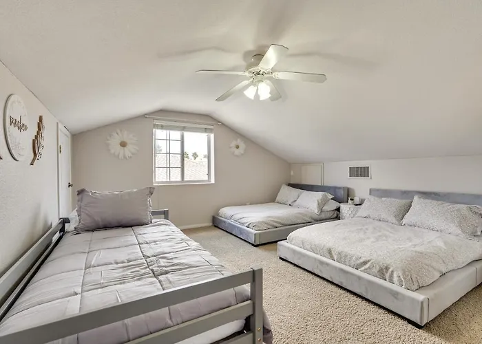 3,000 Sq Ft & Large Yard! 5br Havasu Holiday home