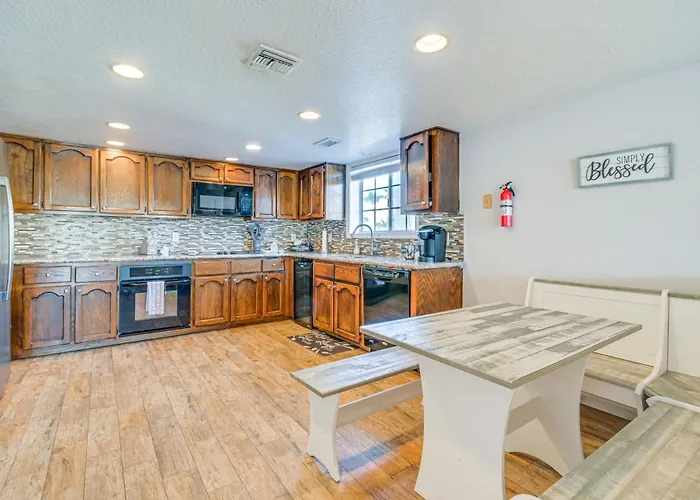 3,000 Sq Ft & Large Yard! 5br Havasu *