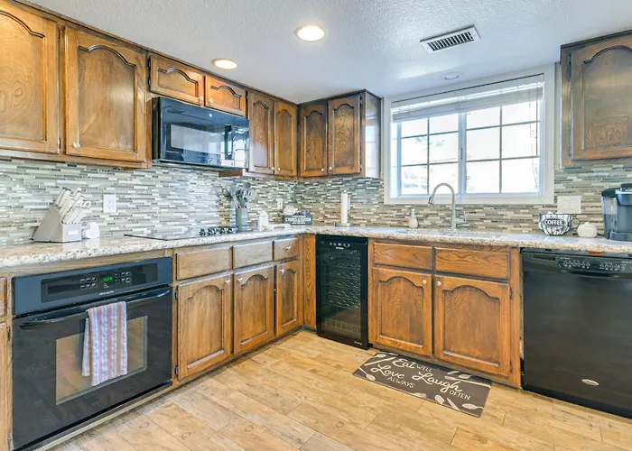 Holiday home 3,000 Sq Ft & Large Yard! 5br Havasu *