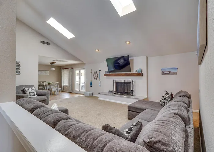 Holiday home 3,000 Sq Ft & Large Yard! 5br Havasu *